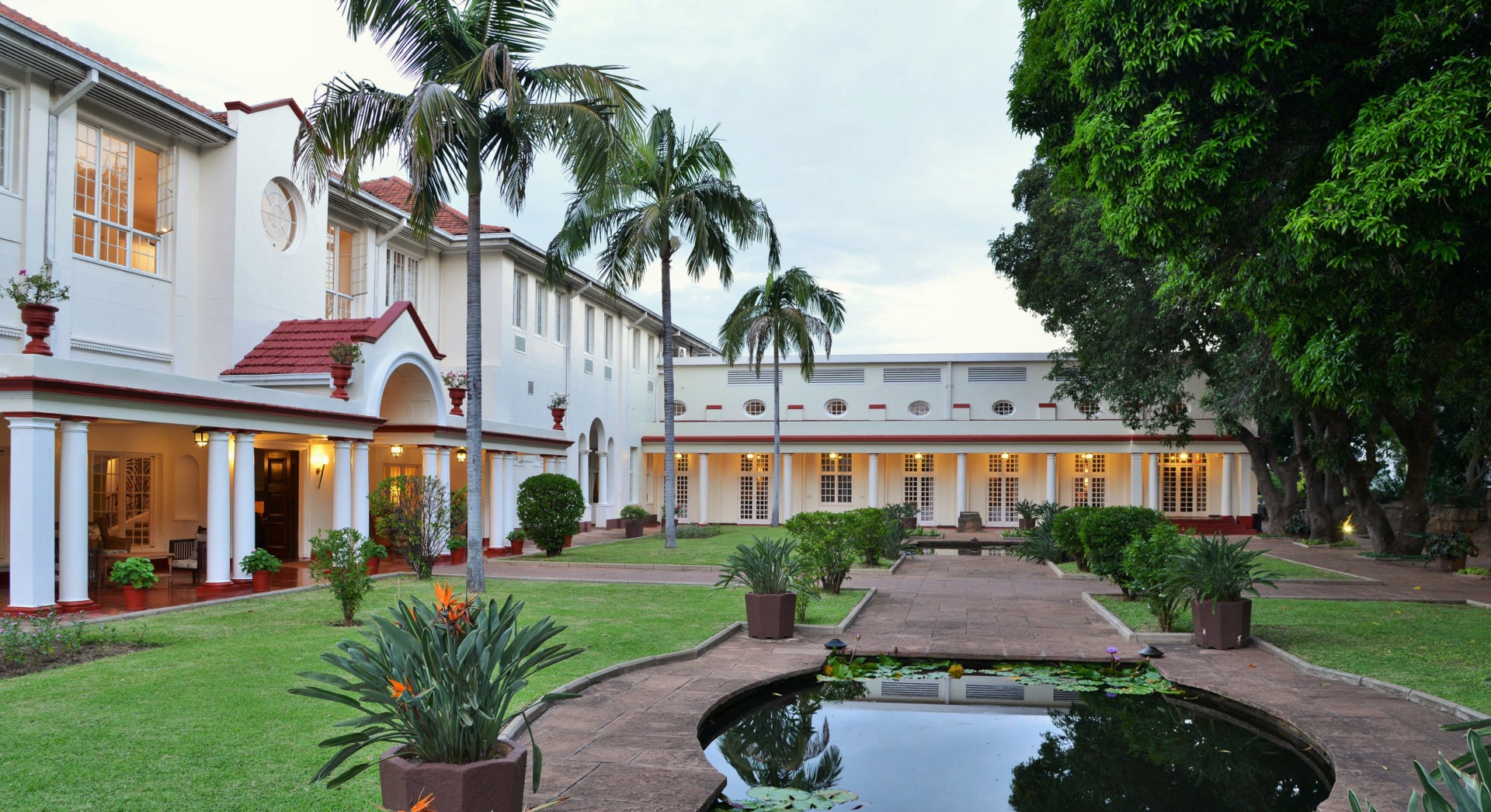 victoria falls hotel courtyard