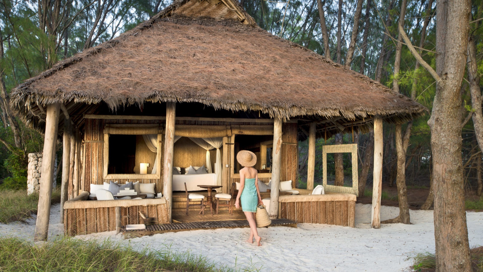 Guest Banda exterior andBeyond Mnemba Island
